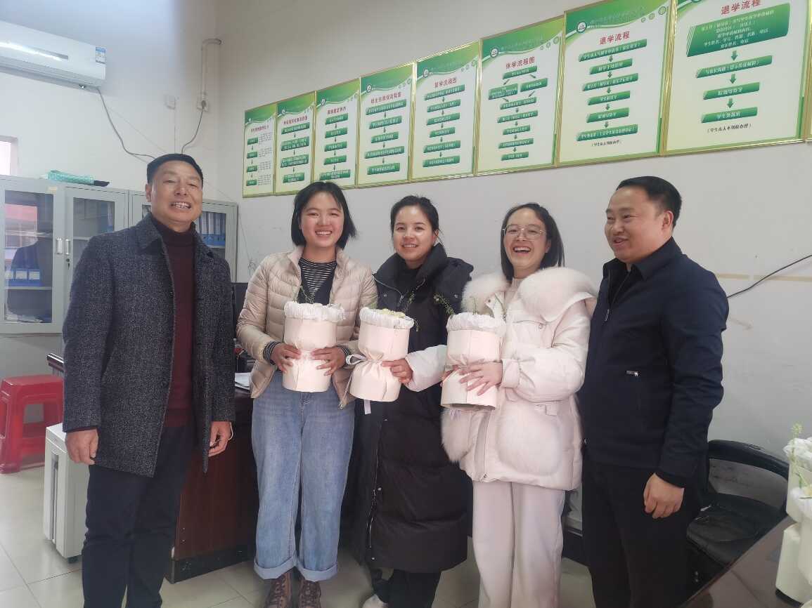 系党总支书记卢道静、系主任杨胜茂到各科室慰问女教职工并送上节日祝福.png