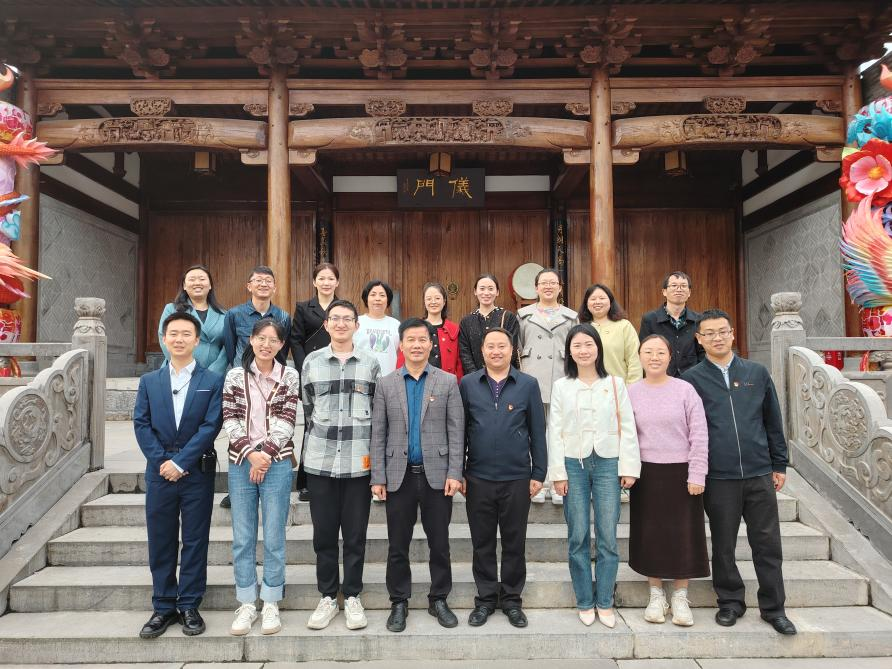 参观铜仁博物馆合影-1.png