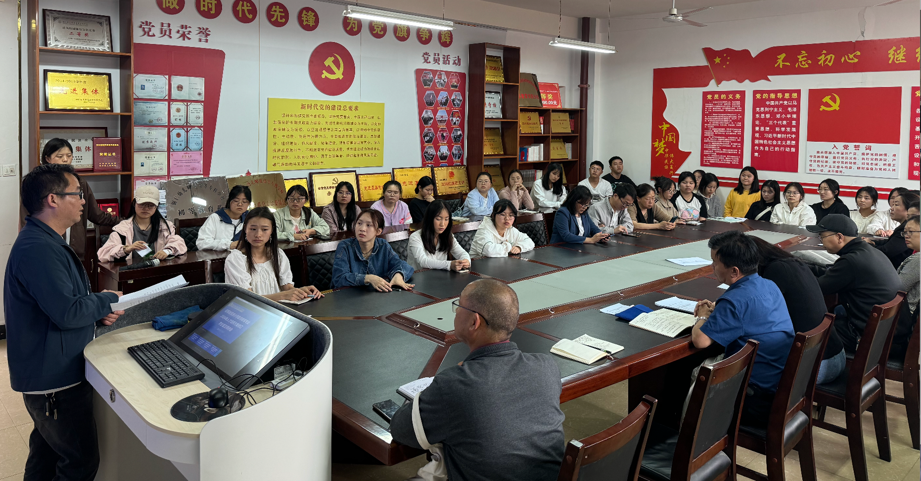 小学数学教育专业副主任陈永康指导现场图.png