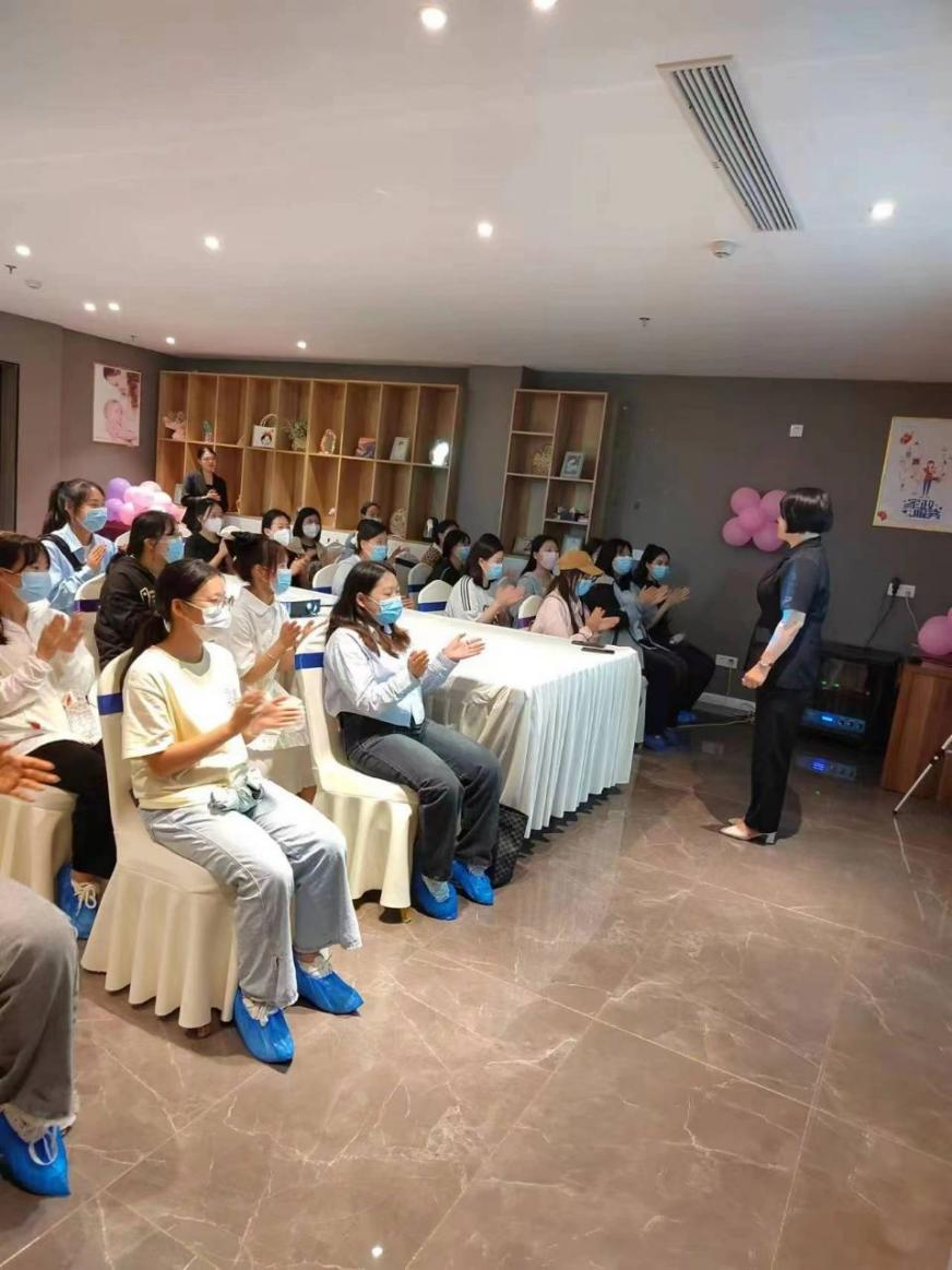 欧缇蔓月子会所总经理武丽授课现场.png