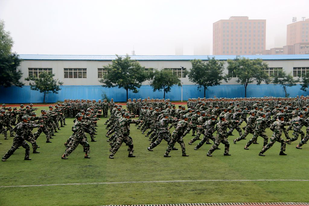 1537329990.jpg 开学典礼暨军训总结表彰大会2.jpg