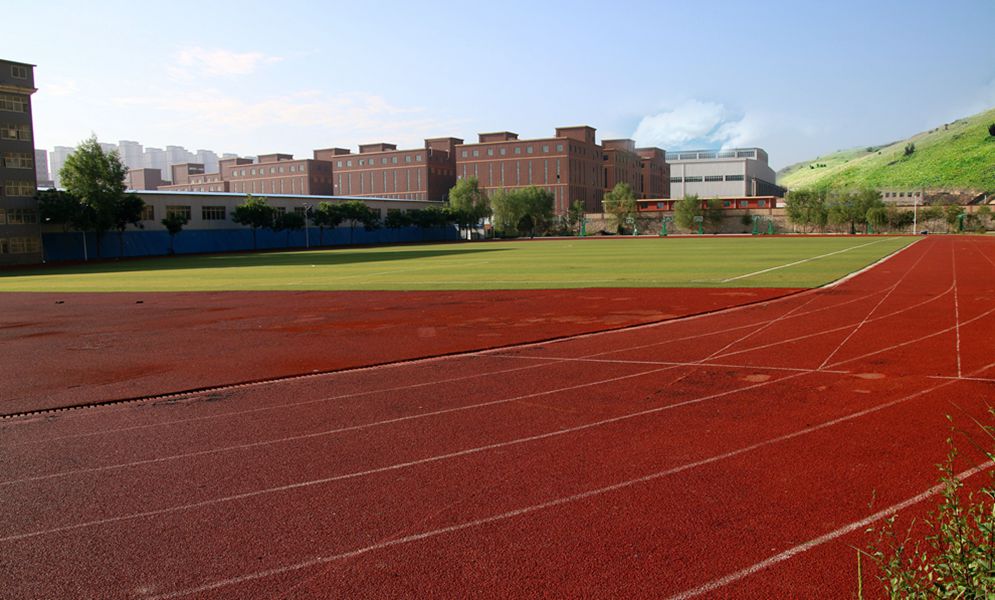 1539165462.jpg 田径运动场整修完毕.jpg