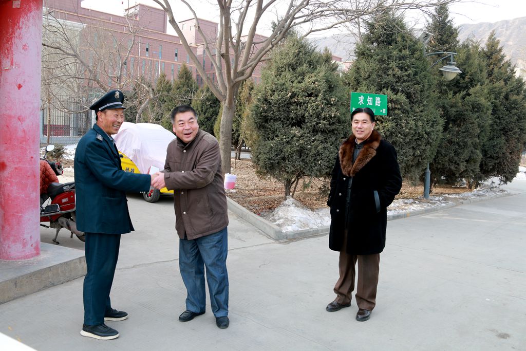 1548650378.jpg 国际足联世界杯领导慰问在岗教职工督查安全工作3.jpg