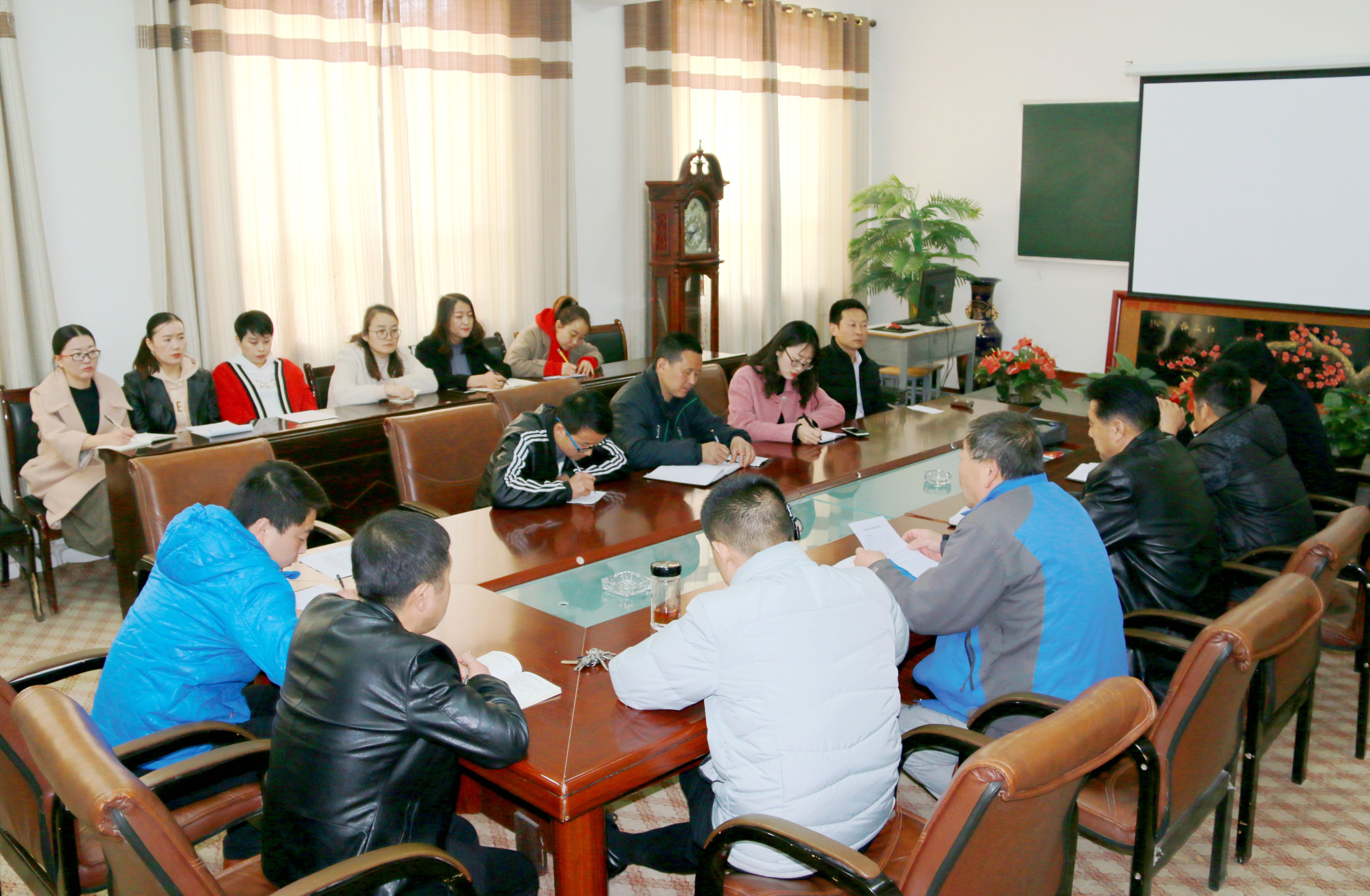 1553665846.jpg 院党委召开扩大会议学习《中共中央关于加强党的政治建设的意见》精神.jpg